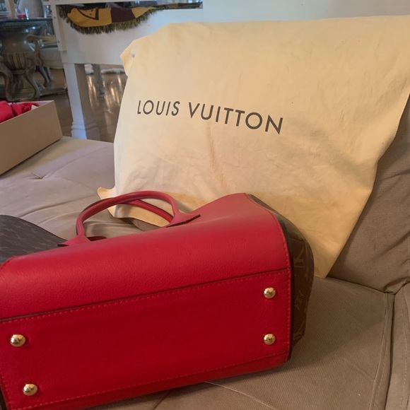 Louis Vuitton - Picture 3 of 3